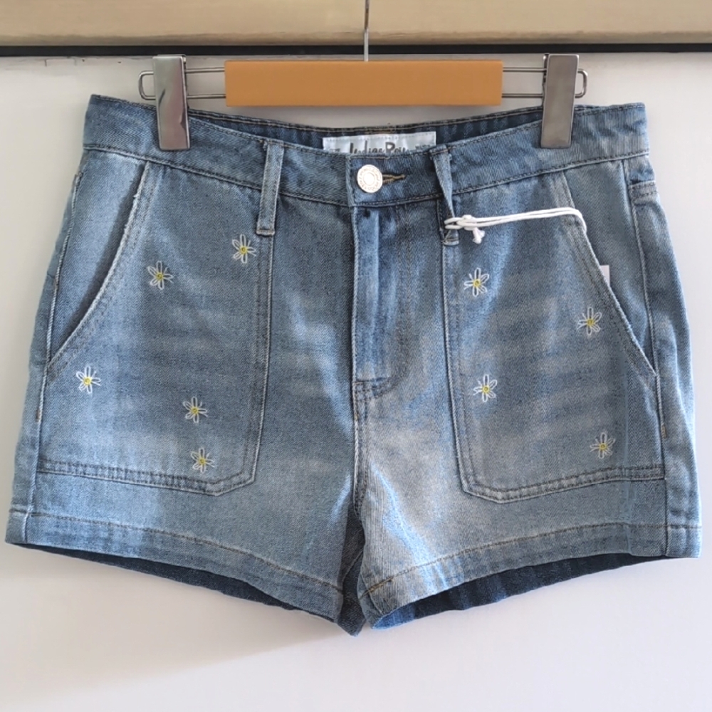 INDIGO REIN | Women's Med Wash Floral Porkchop Pocket Mid-Rise Shorts